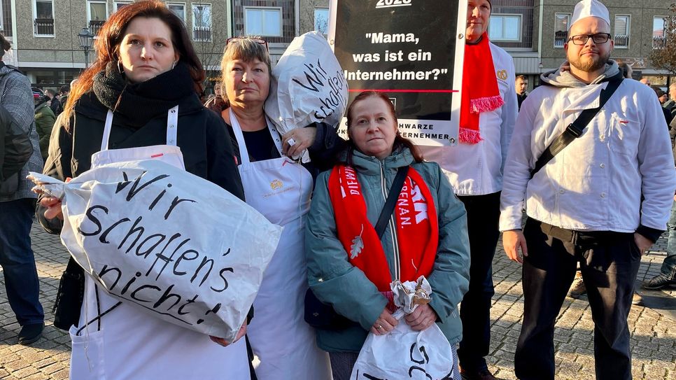 Das Team der Lewandowski Bio-Bäckerei Schmidt aus Cottbus zeigte Flagge. Bäckereien gehören zu den am stärksten von der aktuellen Politik betroffenen Branchen.