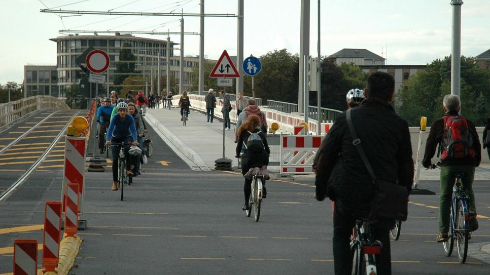 Radfahrer können schon die neue Fahrbahn nutzen, Fußgänger den neuen Radweg. Der Gehweg ist noch gesperrt, da das Geländer noch fehlt.