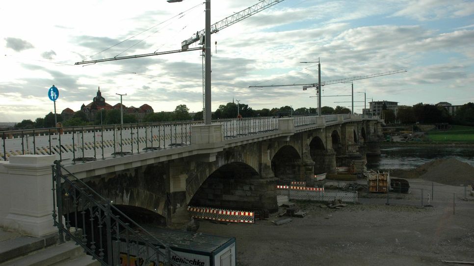 So präsentiert sich die Albertbrücke jetzt stromaufwärts.