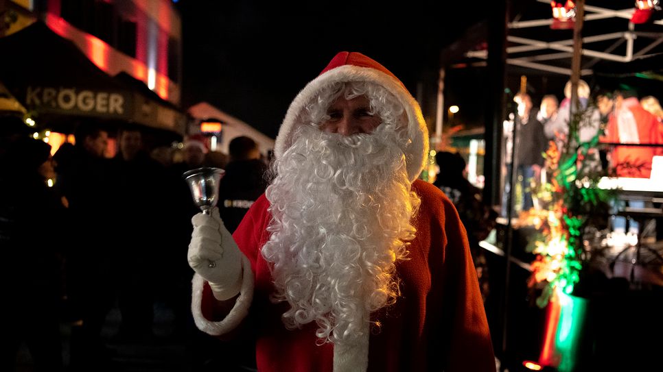 Natürlich schaut auf dem Weihnachtsmarkt in Massen auch der Weihnachtsmann persönlich vorbei. Foto: Firmenverbund Kröger