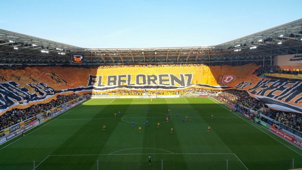 Mit einer phänomenalen Choreo vor Anpfiff begannen heute die Feierlichkeiten im Dynamo-Stadion. Foto: Pohl