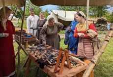 Marktgespräche: Mittelalterliches Markttreiben ist bei den Museumstagen zum Abschluss der Saison in »Stray lud« zu erleben.