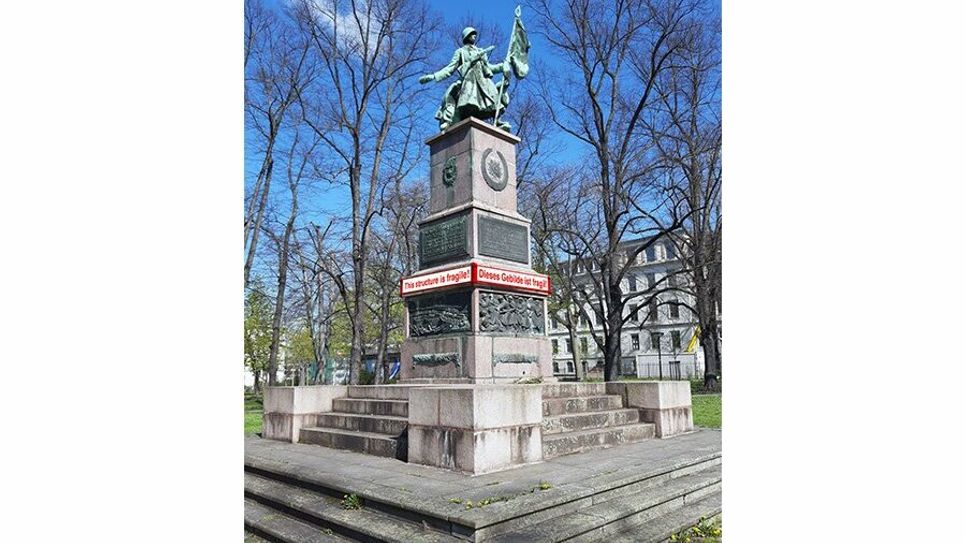 Temporäre Kunstinstallation am Sowjetischen Ehrenmal in Dresden.