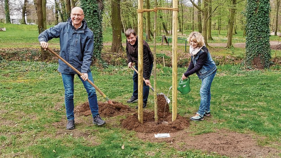 Mattias Schmieder, Dr. Sven Mißbach und  Nancy Neumann (v.l.n.r.) bei der Baumpflanzung.