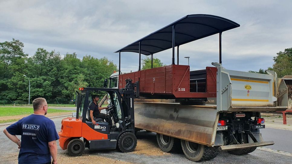 Fünf offene Personenwagen wurden 2020 mit Dächern versehen. Foto: Waldeisenbahn