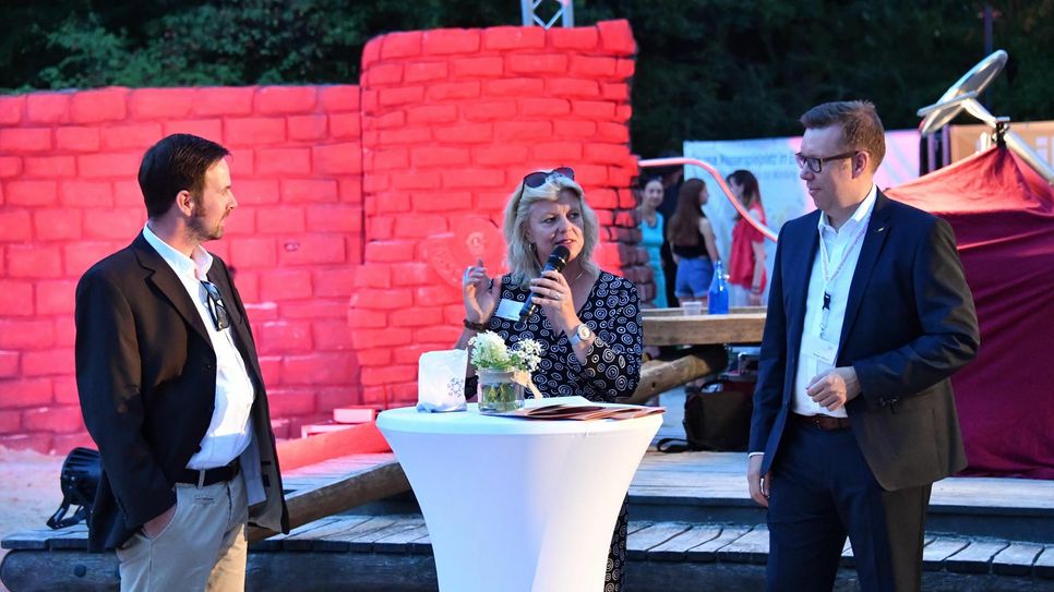 Markus Filenberg, Lions Club, Gabi Grube, Moderatorin, Peter Albert, Bürgerstiftung Cottbus und Region (v.l.) informierten die Besucher über das Bürgerprojekt »Wasserspielplatz« sowie dessen Stand und weitere Vorhaben. Foto: Michael Helbig