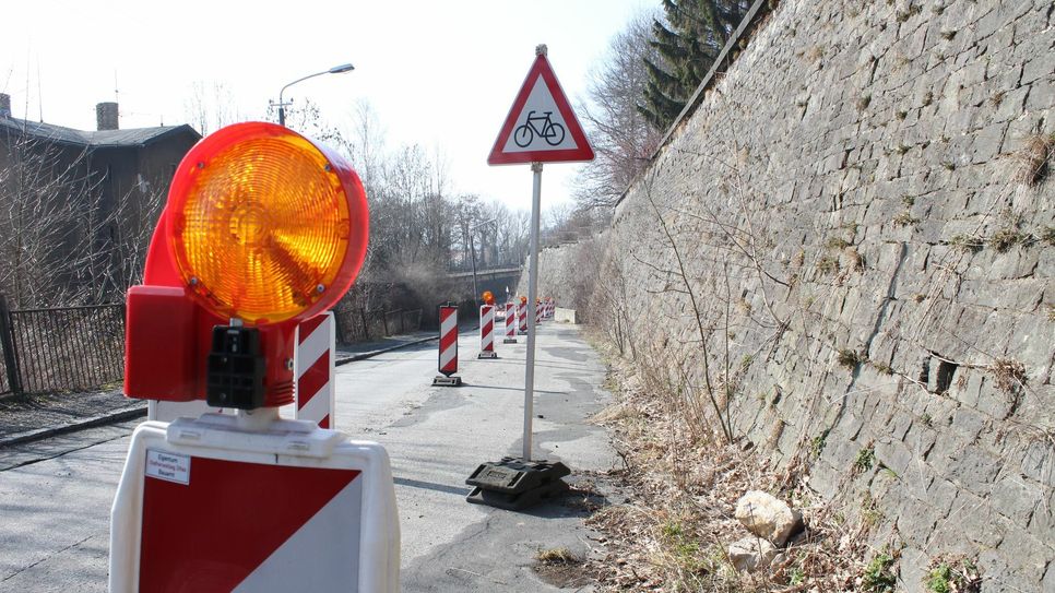 Die Bergstraße musste aufgrund des schlechten Zustands der Stützmauer seit Jahren halbseitig gesperrt und mit Leitelementen gesichert werden. Foto: Keil