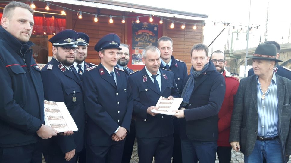Zur Übergabe der Freikarten an die Feuerwehrmänner kam sogar Sachsens Ministerpräsident Michael Kretschmer. Foto: Pönisch