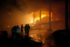 Nach der Trockenheit kam das Feuer. Löscharbeiten auf dem Gelände der Agrargenossenschaft Niederseidewitz. Foto: Daniel Förster