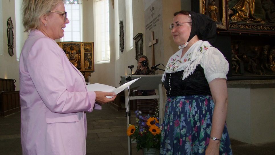 Sachsens Kulturministerin Barbara Klepsch (l.) zeichnet Eva-Maria Zschornack in der St. Annen Kirche mit dem Zejler-Preis 2024 aus.