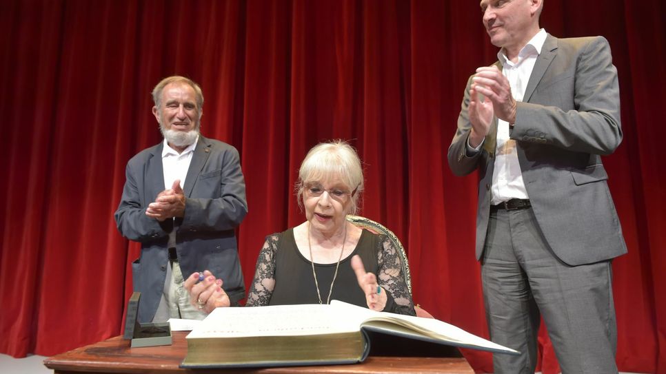 Steht jetzt im Goldenen Buch der Stadt Senftenberg: Annekathrin Bürger (Mitte). Mit ihr freuen sich Reiner Rademann (li., Vorstand Förderverein »neue Bühne Senftenberg«) in Andreas Fredrich (re. Bürgermeister Stadt Senftenberg). Fotos: Peter Aswendt