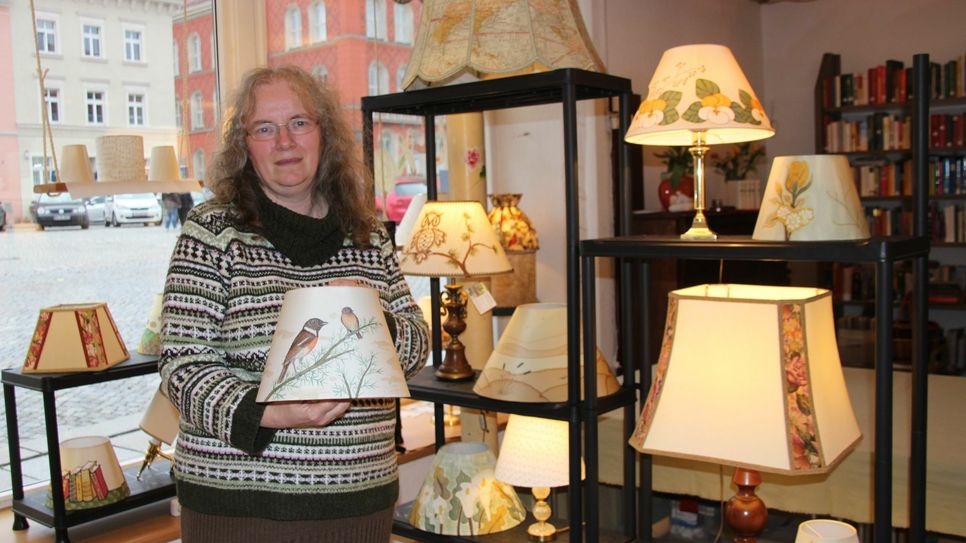 Im Winzereck hat Lampenrestauratorin Marion Wagner-Dee vorrübergehend Quartier bezogen. Hier zeigt sie auch einige ihrer selbst gestalteten Lampenschirme. (Foto: kun)