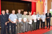 Geehrte und Gratulanten beim gemeinsamen Foto für die Anerkennung von 50, 60, 70 und 75 Jahren treue Dienste in der freiwilligen Feuerwehr Amt Elsterland (v.l.n.r.): Kreisbrandmeister Steffen Ludewig, Kreisjugendfeuerwehrwart Robby Richter, Hauptlöschmeister Wolfgang Heyde, Löschmeister Karl-Heinz Lehmann, Oberlöschmeister Erhard Wolf, Oberlöschmeister Martin Goßlau, Hauptlöschmeister Gerhard Kroschel, Hauptlöschmeister Klaus Richter, Löschmeister Fritz Kroschel sowie Landrat Christian Jaschinski.