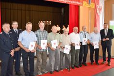 Geehrte und Gratulanten beim gemeinsamen Foto für die Anerkennung von 50, 60, 70 und 75 Jahren treue Dienste in der freiwilligen Feuerwehr Amt Elsterland (v.l.n.r.): Kreisbrandmeister Steffen Ludewig, Kreisjugendfeuerwehrwart Robby Richter, Hauptlöschmeister Wolfgang Heyde, Löschmeister Karl-Heinz Lehmann, Oberlöschmeister Erhard Wolf, Oberlöschmeister Martin Goßlau, Hauptlöschmeister Gerhard Kroschel, Hauptlöschmeister Klaus Richter, Löschmeister Fritz Kroschel sowie Landrat Christian Jaschinski.