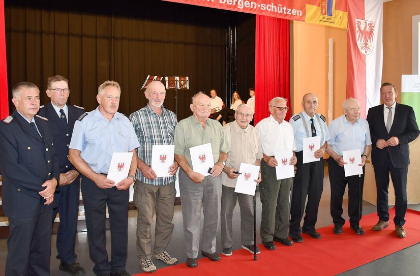 Geehrte und Gratulanten beim gemeinsamen Foto für die Anerkennung von 50, 60, 70 und 75 Jahren treue Dienste in der freiwilligen Feuerwehr Amt Elsterland (v.l.n.r.): Kreisbrandmeister Steffen Ludewig, Kreisjugendfeuerwehrwart Robby Richter, Hauptlöschmeister Wolfgang Heyde, Löschmeister Karl-Heinz Lehmann, Oberlöschmeister Erhard Wolf, Oberlöschmeister Martin Goßlau, Hauptlöschmeister Gerhard Kroschel, Hauptlöschmeister Klaus Richter, Löschmeister Fritz Kroschel sowie Landrat Christian Jaschinski.