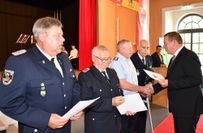 Landrat Christian Jaschinski (r.) gratuliert hier Finsterwaldes Stadtbrandmeister Michael Kamenz (l.), Löschmeister Roland Lohde (2.v.l.), Hauptbrandmeister Henry Wesnigk (3.v.l.) und Oberbrandinspektor Dieter Kamenz (2.v.r.) zu 50 und 60 Jahren treue Dienste in der freiwilligen Feuerwehr.