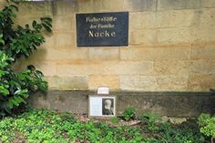 Das Nacke-Grab auf dem Kirchhof in Constappel.