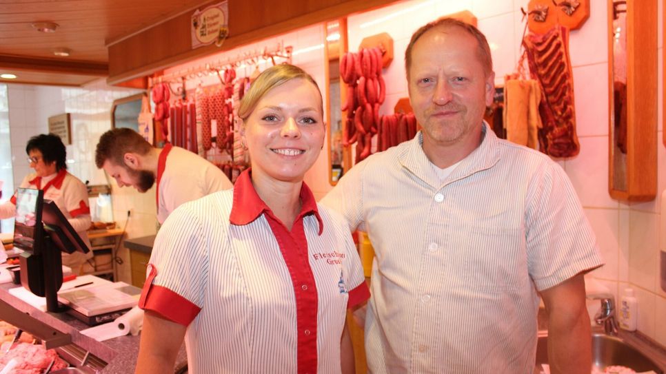 Inhaber Bert Gruske (r.) und Tochter Linda Gruske (2.v.r.), beide Fleischermeister.  Im Hintergrund Verkäuferin Gabriele Beer und Verkäufer Florian Maylahn.
