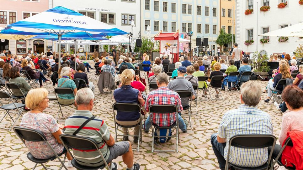 Lesevergnügen im Juni in Meißen unter freiem Himmel.