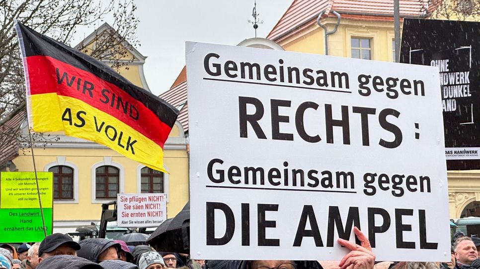 Die Mittelstandsinitiative Brandenburg hatte zu einer Protestkundgebung gegen die Politik der Bundesregierung auf den Cottbuser Altmarkt aufgerufen. Die Stimmung war aufgeheizt. Die Veranstalter verwahrten sich mehrfach, in »die rechte Ecke« geschoben zu werden.