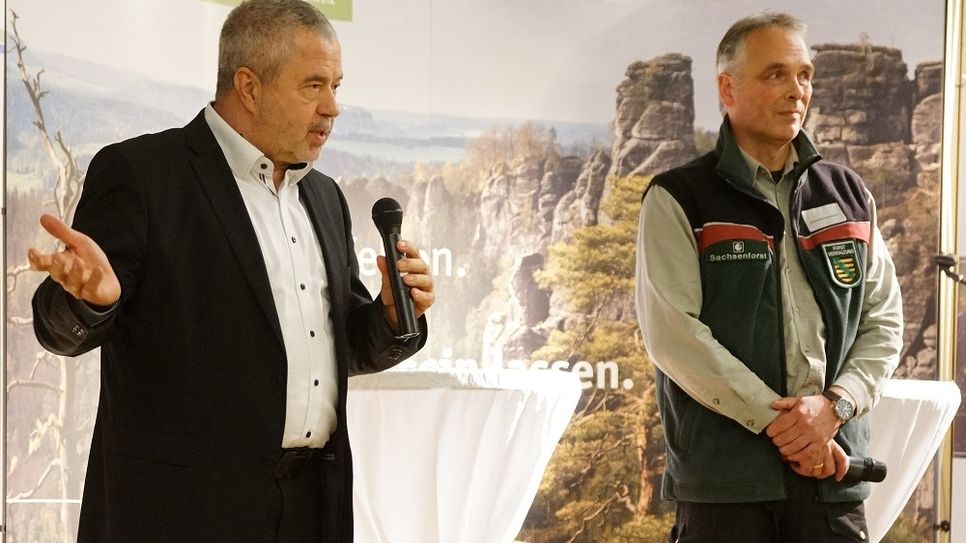 Landrat Michael Geisler (li.) und Uwe Borrmeister, Leiter der Nationalparkverwaltung von Sachsenforst, diskutierten mit den Teilnehmern.