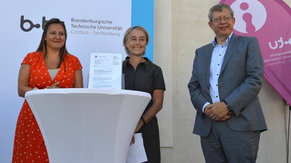 Übergabe des Förderbescheids für die Präsenzstelle Westlausitz in Finsterwalde mit Dr. Manja Schüle Ministerin für Wissenschaft, Forschung und Kultur des Landes Brandenburg, Prof. Dr. rer. pol. habil. Christiane Hipp als amtierende Präsidentin BTU Cottbus-Senftenberg und Prof. Dr. Klaus-Martin Melzer, Vizepräsident für Forschung und Transfer der TH Wildau. Foto: pm