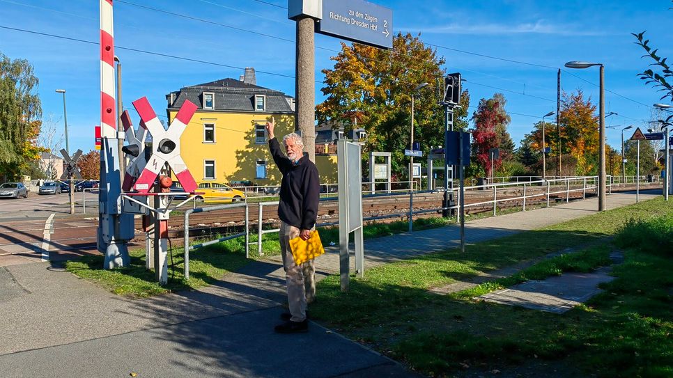 Ortschaftsrat Peter Bartels zeigte im Sommer, wo am jetztigen Bahnübergang "Urnenfeld" eine Fuß-Radwegbrücke gebaut werden soll - der Übergang für Fahrzeuge, auch Rettungswagen würde geschlossen.