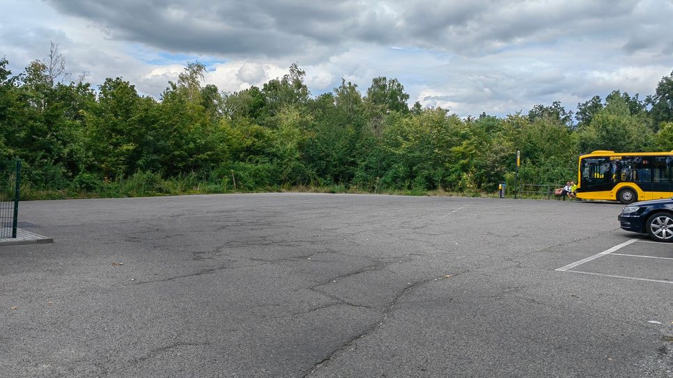 Auf diesem Parkplatz oberhalb des Turms soll das 10 Meter hohe Parkhaus für 150 Autos entstehen.