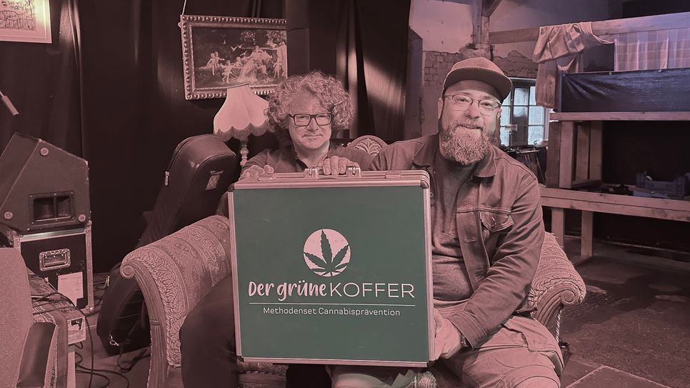 Martin Werner (l.), Vorsitzender des Cannabis Social Clubs Cottbus, und Phillip Noack, Suchttherapeut, mit seinem Präventionskoffer.