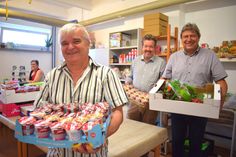 Bischofswerdas Tafel-Chef Ferenc Radocha(vorn), Tafel-Landesvorsitzender Stephan Trutschler (hinten links) und Oberbürgermeister Holm Große haben gemeinsam  dafür gesorgt, dass die Einrichtungen für die Zukunft gesichert sind.