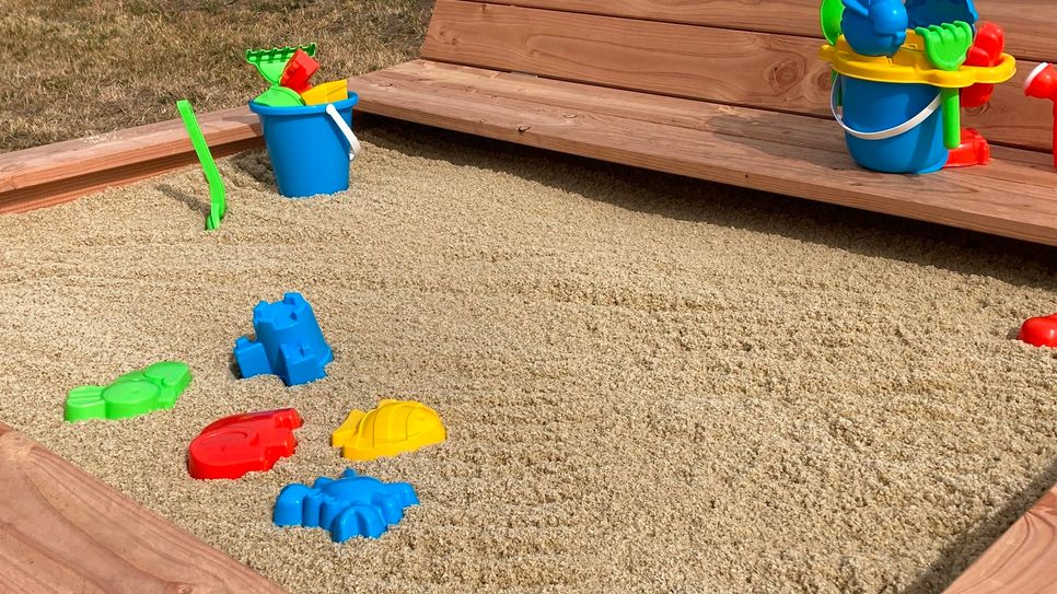 Der fertiggestellte Sandkasten lädt zum Spielen ein.