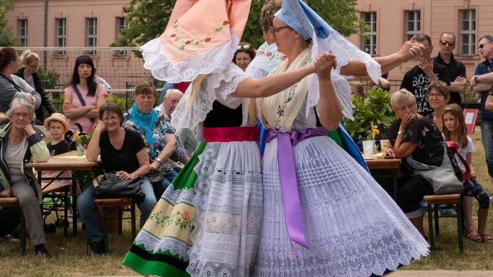 Auch die Trachtentanzgruppe gehört zum Dorffestprogramm in Straupitz.