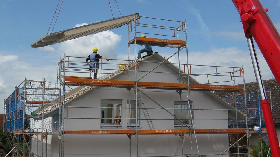 Die Baubranche kämpft mit Zinserhöhungen der EZB und massiv gestiegenen Materialkosten.