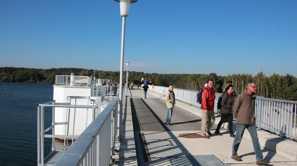 Besucher konnten das sonst aus Sicherheitsgründen nicht zugängliche Gelände der Talsperre in Augenschein nehmen. Foto: kri