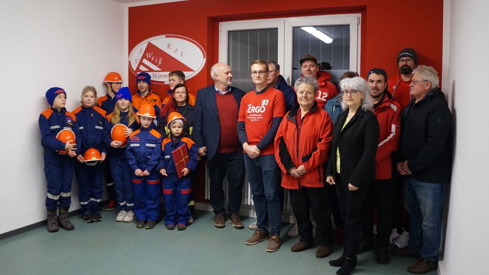 Sportler des SV Rot-Weiß Wormlage e. V., Ortsvorsteherin Lubina Kühne, Bürgermeister Thomas Zenker und die Jungendfeuerwehr und die Kinderfeuerwehr Wormlage im neu gestalteten Umkleideraum.