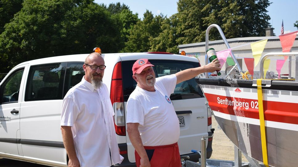 Jörn-Torsten Kusch (stellv. Ortsgruppenleiter) und Gerhard Kaergel  (Ehrenmitglied der Ortsgruppenleitung) taufen die »Senftenberg 02« ganz traditionell mit einer Flasche Sekt.