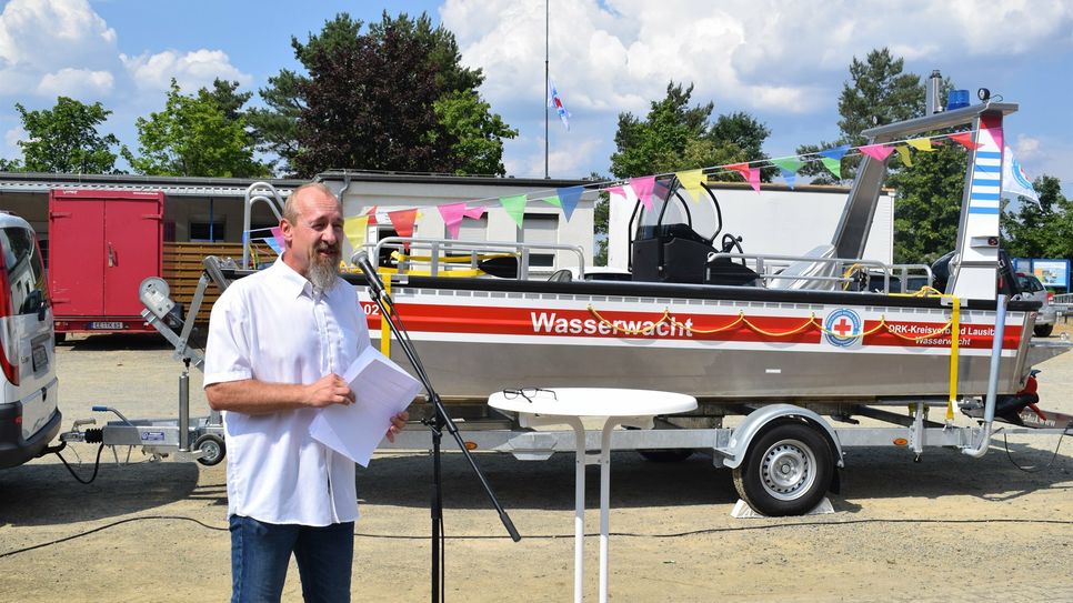 Jörn-Torsten Kusch (stellv. Ortsgruppenleiter) bei seiner Rede zur Bootstaufe.