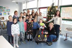 Schüler der Liuba-Grundschule in Lübben mit Kinderhaus-Leiterin Daniela Konzack (re.), Andrea (2.vo.re.) und Paul Harnisch, Sportlehrerin Edit Rèvèsz und Schulleiterin Anke Lippold.