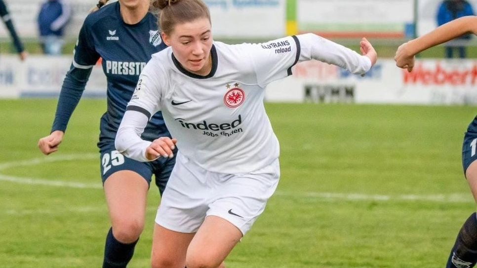 Die Fußballspielerin Tessa Zimmermann stand dem WochenKurier im Interview Rede und Antwort.