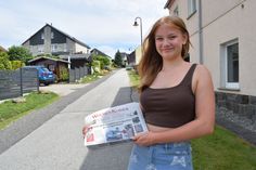 Clara Sagawe trägt in ihrem Heimatort den WochenKurier aus. Mit dem ersparten Geld möchte sie sich den Motorradführerschein finanzieren.