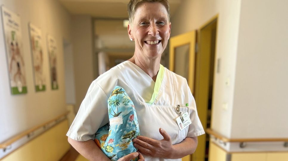 Breast Care Nurse Uta Hoffmann zeigt die Verwendung eines Herzkissens.