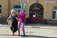 Auch Hase und Igel unterhalten mit ihrem Wettlauf die Besucher der Kasperiade. Foto: Stadtverwaltung Radebeul