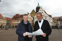 Norbert Kaiser (li.) von der Fachgruppe Stadtentwicklung und Pirnas Oberbürgermeister Klaus-Peter Hanke präsentieren die neuen Einwohnerzahlen von Pirna, welche die 40.000er Marke geknackt hat.