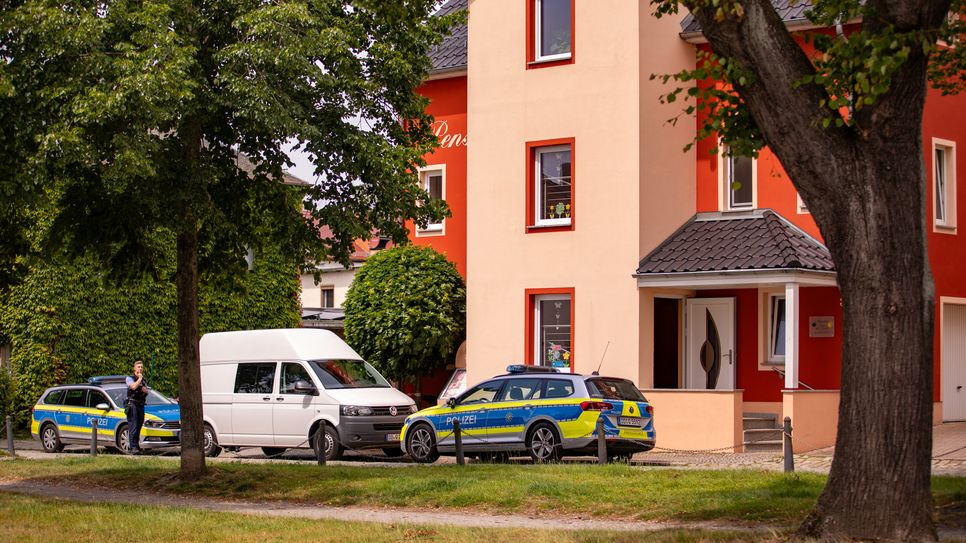 In einem Innenhof an der Hellmuth-Muntschik-Straße wurde eine tote Person gefunden.