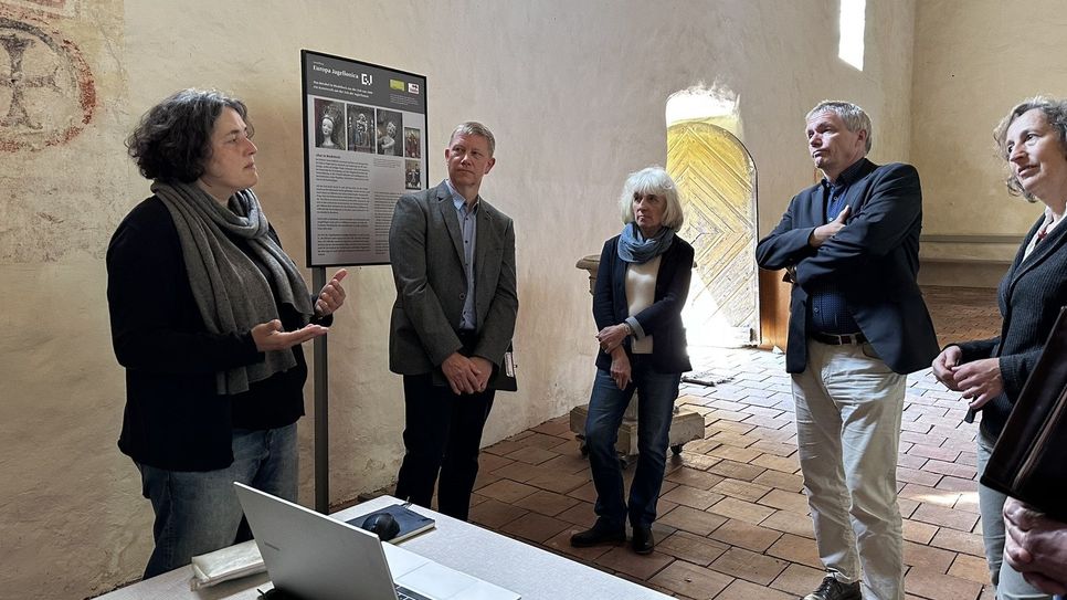 Restauratorin Sonia Cardenas (links) spricht vor der Expertenrunde über den Stand der restauratorischen Untersuchungen in der Kirche in Riedebeck.