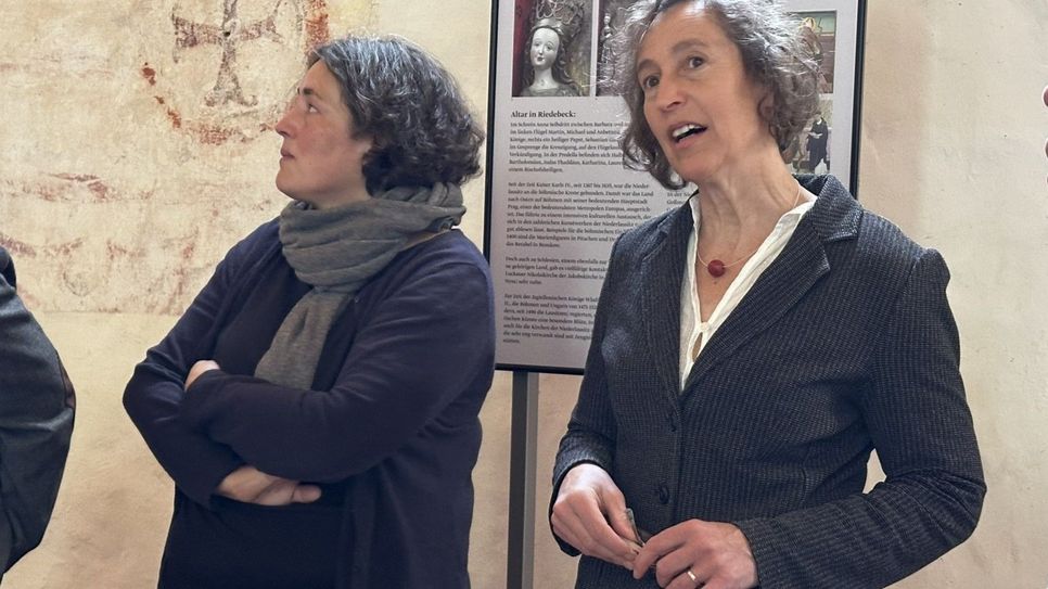 Mechthild Noll-Minor (rechts) vom Landesamt für Denkmalpflege und Restauratorin Sonia Cardenas erläutern die restauratorischen Untersuchungen.