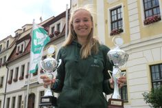 Jeanine-Lysette Eisner, die Stabführerin des Spielmannszuges Radeberg mit den beiden Weltmeister-Pokalen. So sehen Sieger aus.