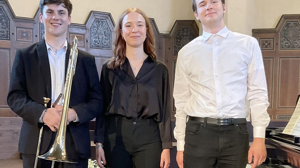 Bruno Bulang, Alina Obenaus und Samuel Hesse (v.l.n.r.) gestalteten in der Nikolaikirche Bad Liebenwerda gemeinsam mit dem Posaunenchor Bad Liebenwerda unter Leitung von Ulf Kluge ein sehr beeindruckendes Konzert.