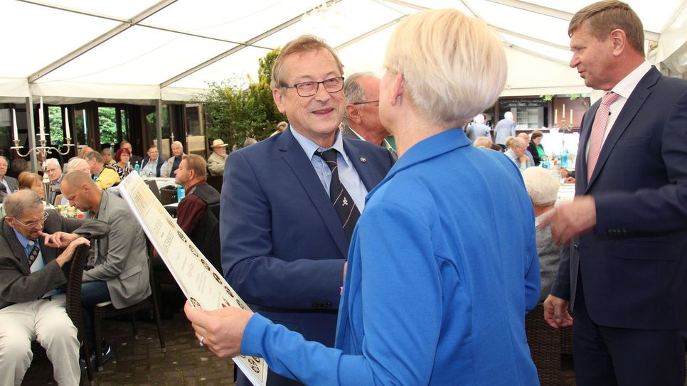 Schonsteinfegermeister Jürgen Kilian erhält seinen Goldenen Meisterbrief von Corina Reifenstein, Präsidentin der Handwerkskammer Cottbus.