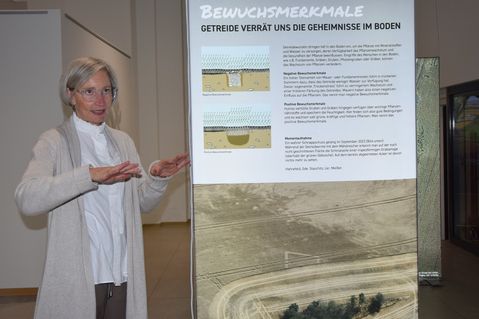 Dr. Cornelia Rupp führt durch die Wanderausstellung zum Thema Luftbildarchäologie.